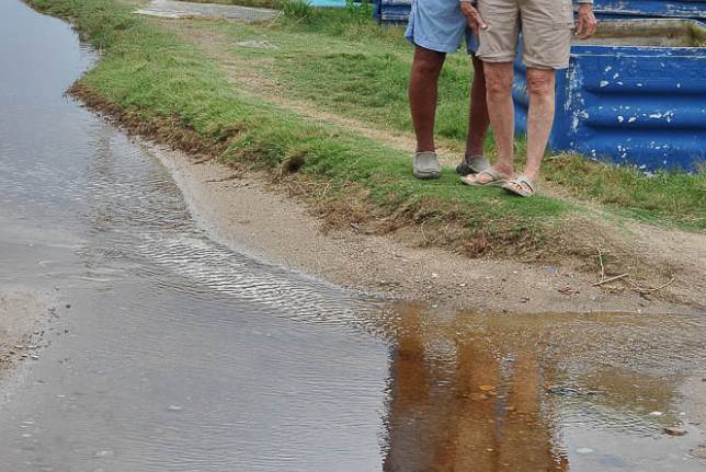 Depois da chuva, o Joca e a Ixa enfrentam as ruas molhadas de Cabo Polonio, no litoral do Uruguai
